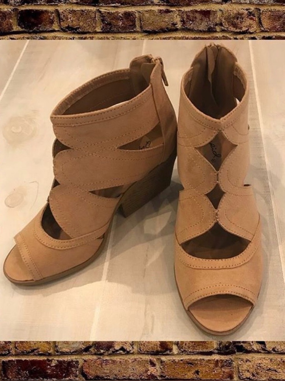 New Qupid DALTON-14
Tan Caged Peep Toe Caged Sandal Boot
Bootie Size 7